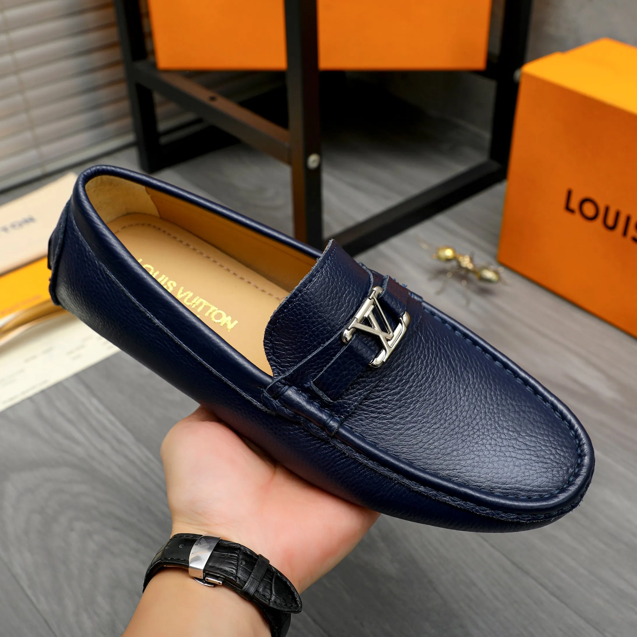 Men's shoes 💰p420 Product trademark: LV (Louis Vuitton) casual slip-on men's shoes Regular size: 38-44 Product materials: Selected pebbled cowhide upper, sheepskin lining, original rubber outsole